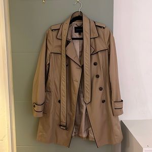 Banana republic 4P trench coat. In a very good condition
